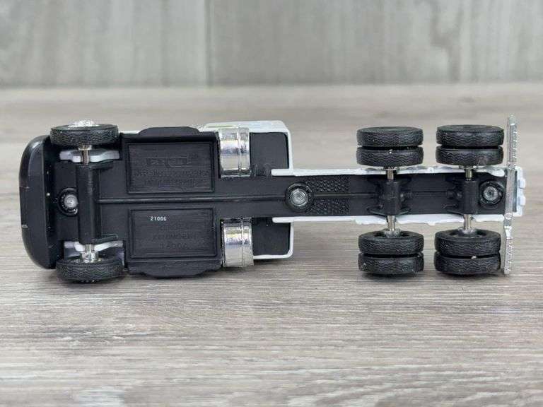 Kenworth T600A John Deere Parts Express Tractor Trailer, 1/64, Ertl