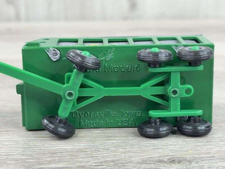 3 Forage Wagons, 1/64, 1 Ertl-1 Badger 1200 Scale Models, 1-Plastic