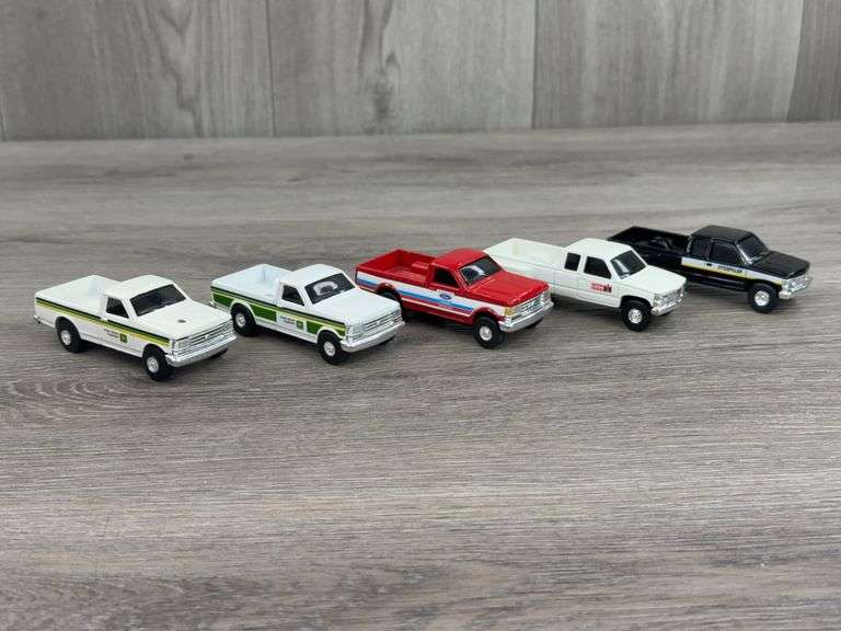 2 John Deere, Case IH, Caterpillar & Ford New Holland  Pickups, 1/64, Caterpillar-Norscot, Rest Ertl