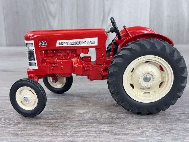 International 330 WF Utility, 1/16, Deyen