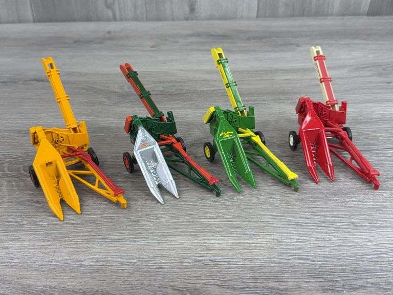 Minneapolis Moline, New Idea, John Deere & IH McComick 1 Row Corn Pickers, 1/43, Ertl