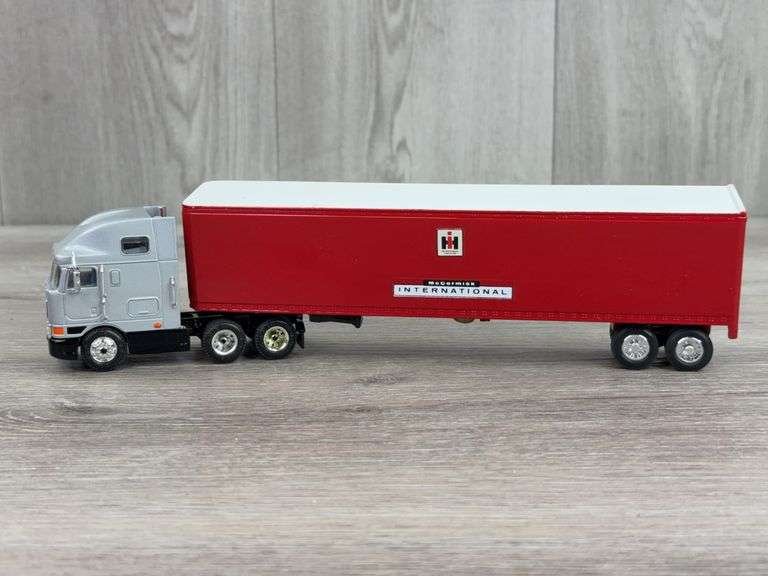 International Truck W/IH International Trailer Bank, 1/64, Bank-Liberty Classics, Limited Edition, Truck Is Ertl Collectibles