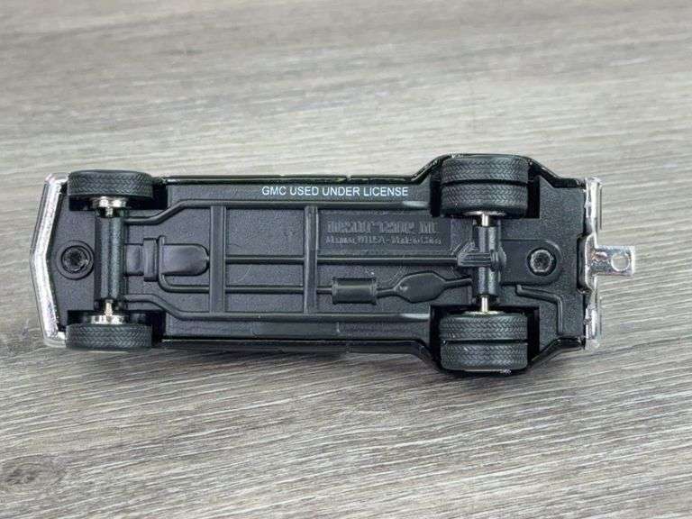 2 John Deere, Case IH, Caterpillar & Ford New Holland  Pickups, 1/64, Caterpillar-Norscot, Rest Ertl