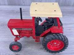 International 886 WF, 1/16, Ertl, ROPS Has Been Repaired