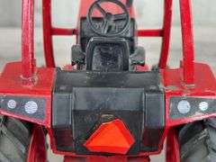 International 886 WF, 1/16, Ertl, ROPS Has Been Repaired