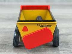 2 Manure Spreaders, 1 feed mixer, Knight & New Holland, 1/64, 2 Norscot, 1 Ertl