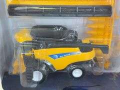 New Holland CR9070 Combine, 1/64, Ertl Britains