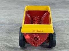 2 Manure Spreaders, 1 feed mixer, Knight & New Holland, 1/64, 2 Norscot, 1 Ertl