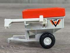 J&M-John Deere-Unverferth Grain Carts, 1/64, Ertl, Unverferth Auger Is Loose