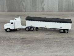 International Navistar & Kenworth T600A Trucks W/Bottom Dump Grain Trailers, 1/64, Ertl