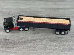 International Truck W/Grain Trailer, 1/64, Trailer Yatming-Loose Tires