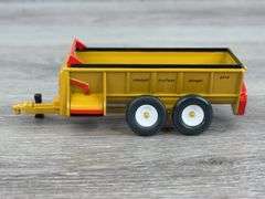 2 Manure Spreaders, 1 feed mixer, Knight & New Holland, 1/64, 2 Norscot, 1 Ertl