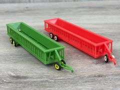 2-32' Portable Bunk Feeder Wagons, Standi Toys, 1 Green, 1 Red-Missing 1 Tire