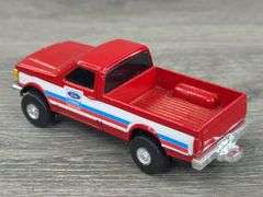 2 John Deere, Case IH, Caterpillar & Ford New Holland  Pickups, 1/64, Caterpillar-Norscot, Rest Ertl