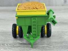 J&M-John Deere-Unverferth Grain Carts, 1/64, Ertl, Unverferth Auger Is Loose