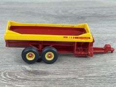 2 Manure Spreaders, 1 feed mixer, Knight & New Holland, 1/64, 2 Norscot, 1 Ertl