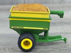 J&M-John Deere-Unverferth Grain Carts, 1/64, Ertl, Unverferth Auger Is Loose