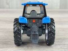 New Holland 8260 MFD, 1/43, Toy Farmer Collector Edition