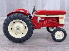 International 340 WF Utility, 1/16, Ertl, Seat Has Been Painted