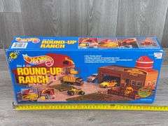 Hot-Wheels Sto & Go Round-Up Ranch, Over 10 Play Pieces, Mattel, Unsure If Complete
