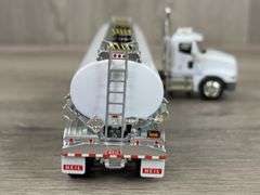 International Truck W/Tanker, 1/64, DCP, Missing Mirror