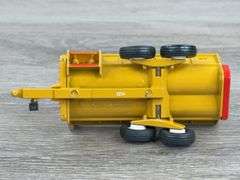 2 Manure Spreaders, 1 feed mixer, Knight & New Holland, 1/64, 2 Norscot, 1 Ertl