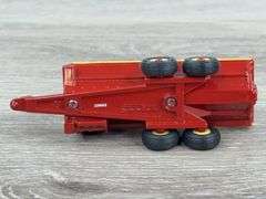 2 Manure Spreaders, 1 feed mixer, Knight & New Holland, 1/64, 2 Norscot, 1 Ertl