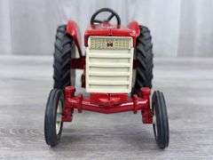 International 340 WF Utility, 1/16, Ertl, Seat Has Been Painted