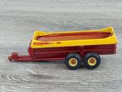 2 Manure Spreaders, 1 feed mixer, Knight & New Holland, 1/64, 2 Norscot, 1 Ertl