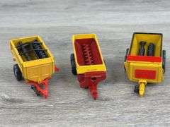 2 Manure Spreaders, 1 feed mixer, Knight & New Holland, 1/64, 2 Norscot, 1 Ertl