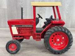 International 886 WF, 1/16, Ertl, ROPS Has Been Repaired