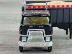 International Truck W/Grain Trailer, 1/64, Trailer Yatming-Loose Tires