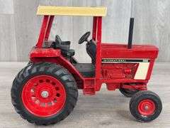 International 886 WF, 1/16, Ertl, ROPS Has Been Repaired