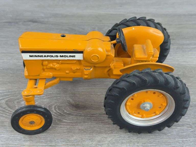 Minneapolis-Moline M670 LP WF, Fenders Not Original