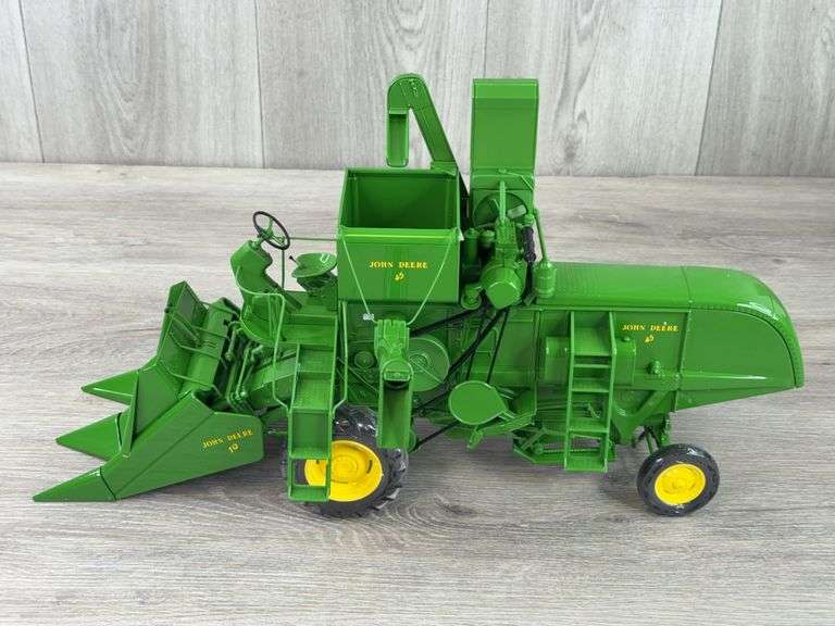 John Deere 45 Combine W/10 Corn Head, 1/16, Prestige Collection