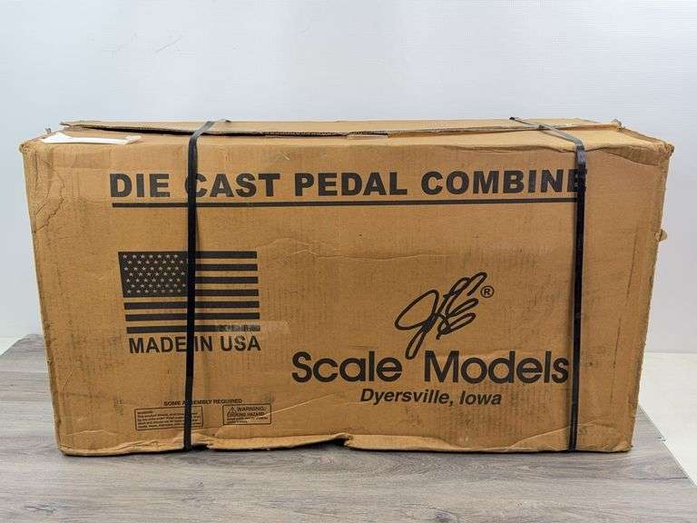 Gleaner Super 7 Black Stealth Pedal Combine, NIB, Scale Models