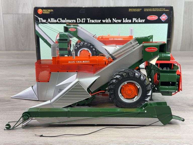 Allis-Chalmers D-17 W/New Idea Picker, 1/16, Precision Series 8