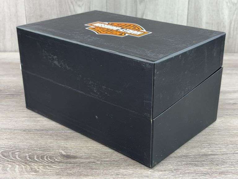 Harley Davidson Ultra Classic FLHTCU Motorcycle, 1/12