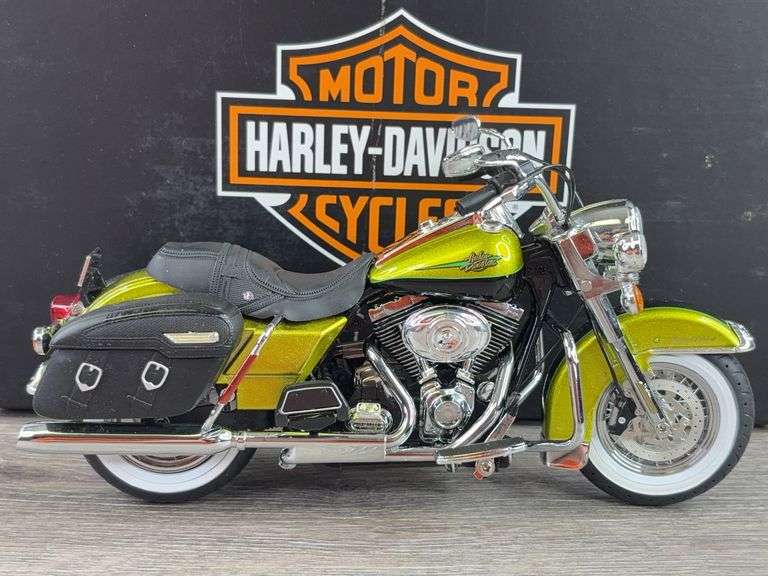 Harley Davidson Road King  FLHRC Motorcycle, 1/12