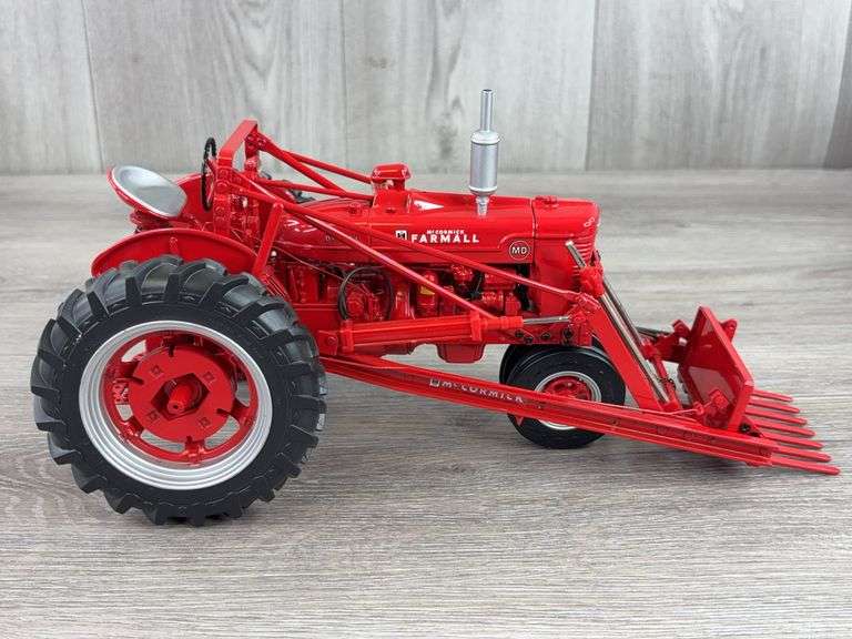IH McCormick Farmall MD W/No. 31 Power Loader, 1/16