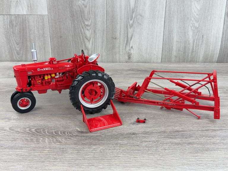 IH McCormick Farmall MD W/Loader Attachment, 1/16