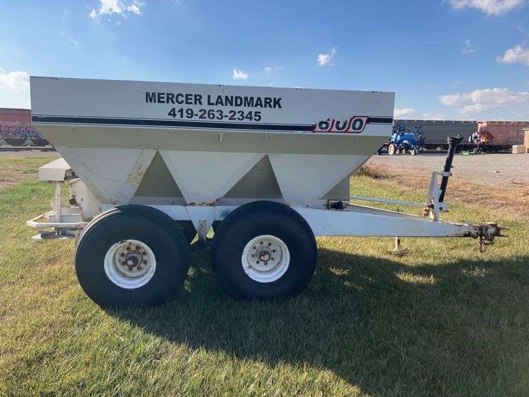 Willmar 600 Fertilizer Spreader - 50’ Spread