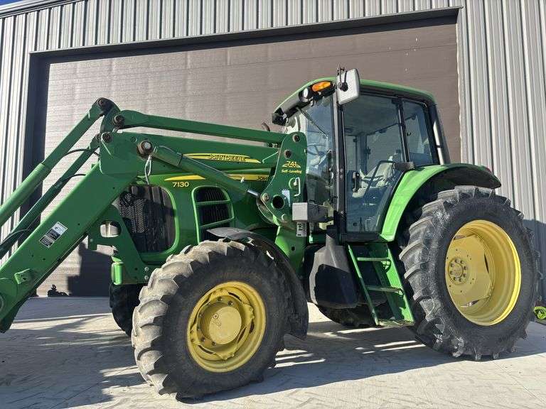 John Deere 7130 Loader Tractor