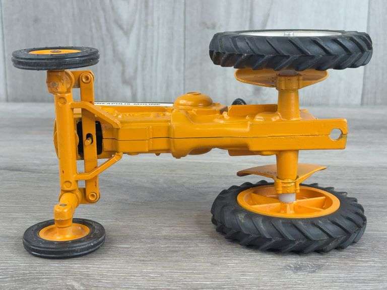 Minneapolis-Moline M670 LP WF, Fenders Not Original