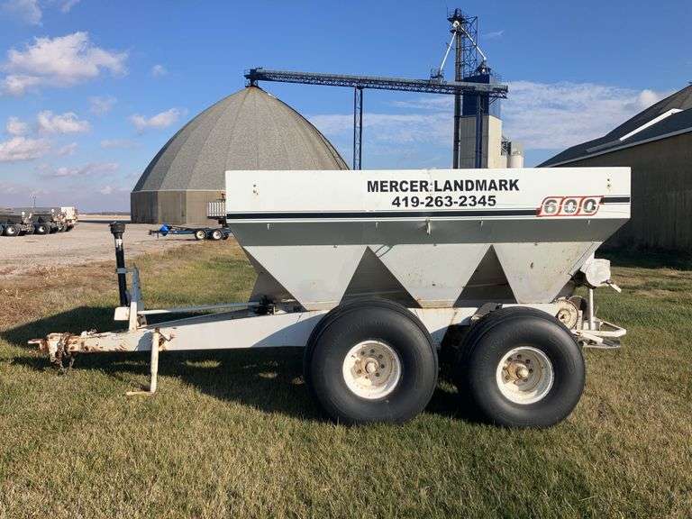 Willmar 600 Fertilizer Spreader - 50’ Spread