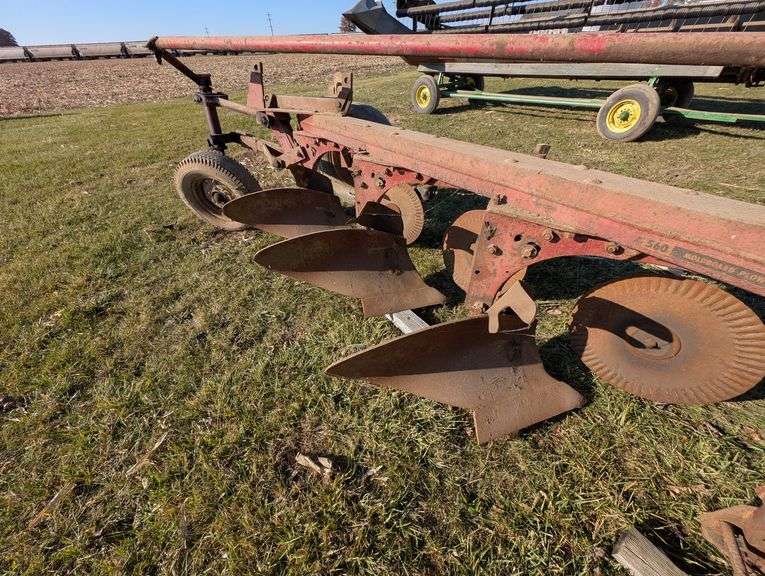 International 560 6 Bottom Plow