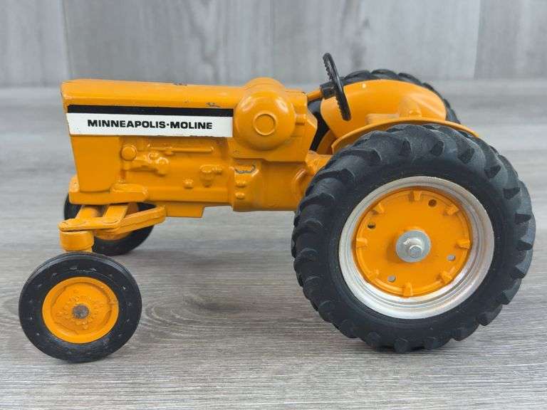 Minneapolis-Moline M670 LP WF, Fenders Not Original