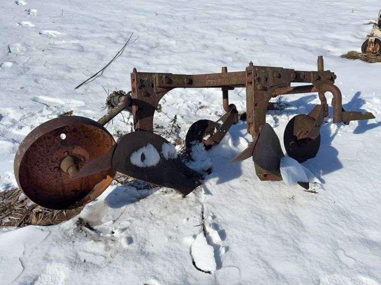 International Fast Hitch 2 Bottom Plow
