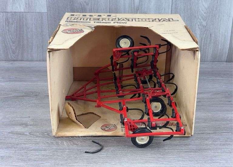 International Minimum Tillage Plow, 1/16, Ertl