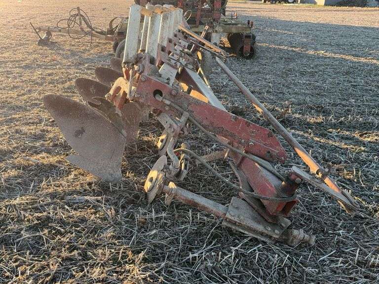 International 710, 5 Bottom Plow